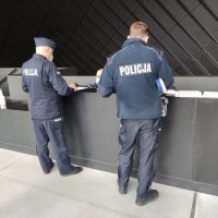 Umundurowani policjanci podczas rejestracji do szczepienia