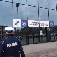 Umundurowany policjant na tle Międzynarodowego Centrum Kongresowego w Katowicach