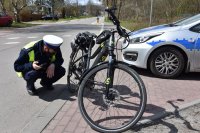 Umundurowany policjant podczas kontroli roweru