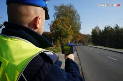 Umundurowany policjant ruchu drogowego kontrolujący prędkość pojazdów