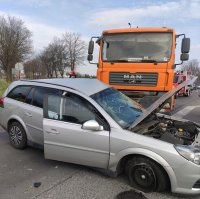 zdarzenie drogowe z udziałem samochodu ciężarowego i osobowego. Samochód osobowy posiada uszkodzony lewy bok oraz otwarta pokrywę silnika.