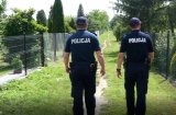 Umundurowani policjanci patrolujący ogródki działkowe