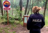 Umundurowana policjantka kontrolująca zbiornik wodny