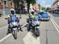 Umundurowani policjanci na służbowych motocyklach podczas zabezpieczenia pielgrzymki mężczyzn w Piekarach Śląskich