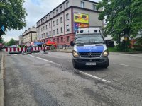 Oznakowany radiowóz wraz z policjantami podczas zabezpieczenia pielgrzymki w Piekarach Śląskich