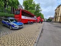 Oznakowany radiowóz oraz ambulans Regionalnego Centrum Krwiodawstwa i Krwiolecznictwa