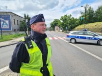 Umundurowany policjant na posterunku podczas zabezpieczenia pielgrzymki w Piekarach Śląskich