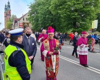 Umundurowany policjant podczas zabezpieczenia pielgrzymki w Piekarach Śląskich