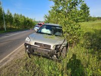 Stojący na poboczu pojazd, który brał udział w zdarzeniu drogowym