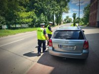 Umundurowani policjanci ruchu drogowego podczas kontroli drogowej.