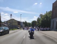 Policyjny motocykl podczas zabezpieczenia procesji