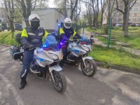 Umundurowani policjanci pełniący służbę na motocyklach służbowych