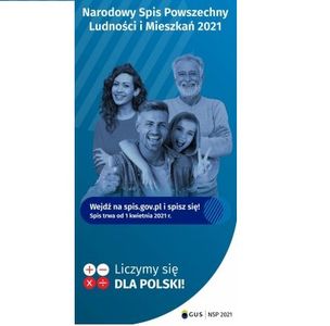 Na plakacie niebiesko-białym rodzina wielopokoleniowa: dwóch mężczyzn w starszym i średnim wieku, młoda kobieta i dziecko. U góry biały napis: Narodowy Spis Powszechny Ludności i Mieszkań 2021. Pod rodziną biały napis: wejdź na spis.gov.pl i spisz się! Spis trwa od 1 kwietnia 2021r. Pod spodem Liczymy się dla Polski. W prawym dolnym rogu logo Narodowego Spisu Ludności 2021