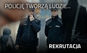 Umundurowani policjanci. Na górze napis &quot;Policję tworzą ludzie...&quot; w prawym dolnym rogu napis &quot;Rekrutacja&quot;