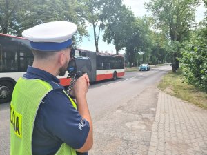 Umundurowany policjant kontrolujący prędkość pojazdów