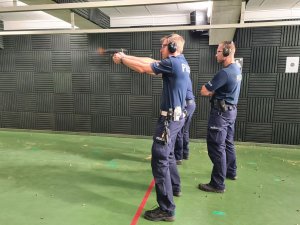 Umundurowani policjanci podczas treningu strzeleckiego.