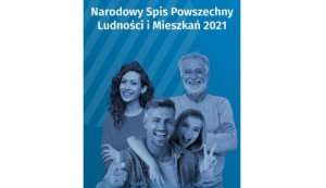 Na plakacie niebiesko-białym rodzina wielopokoleniowa: dwóch mężczyzn w starszym i średnim wieku, młoda kobieta i dziecko. U góry biały napis: Narodowy Spis Powszechny Ludności i Mieszkań 2021.