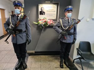 Policjanci pełniący wartę przy tablicy pamięci.