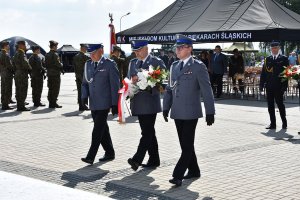 Zastępca Komendanta Wojewódzkiego Policji insp. Artur Bednarek, Komendant Miejski Policji w Piekarach Śląskich podinsp. Robert Klimek oraz Komendant Miejski Policji w Rudzie Śląskiej insp. Mariusz Luszawski podczas złożenia wieńca