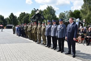 Minister Michał Wójcik, Zastępca Komendanta Wojewódzkiego Policji insp. Artur Bednarek, Komendant Miejski Policji w Piekarach Śląskich podinsp. Robert Klimek oraz Komendant Miejski Policji w Rudzie Śląskiej insp. Mariusz Luszawski podczas obchodów Święto Wojska Polskiego. W tle Wojskowy Sprzęt.