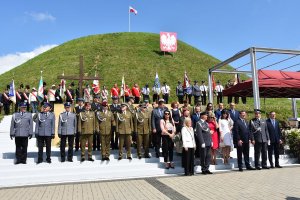 Zaproszeni goście na tle Kopca Wyzwolenia podczas obchodów Święta Wojska Polskiego