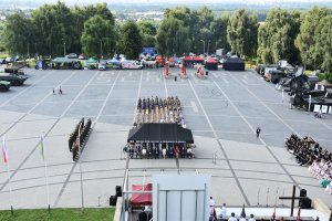 Widok z góry Kopca Wyzwolenia na Plac, na którym odbywają się uroczystości z okazji Święta Wojska Polskiego