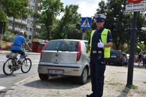 Policjant ruchu drogowego podczas nadzoru nad skrzyżowaniem