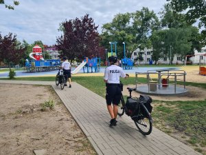 Patrol policyjny pełniący służbę na rowerach, kontrolujący miejsca wypoczynku