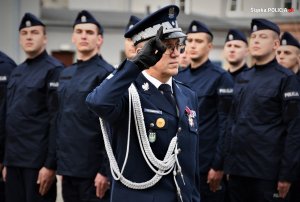 Zdjęcie kolorowe. Widoczni policjanci podczas ślubowania, widoczny m.in. Komendant Wojewódzki Policji w Katowicach