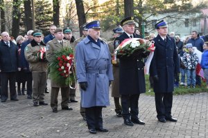 Komendant Miejski Policji w Piekarach Śląskich oraz przedstawiciele innych służb składający kwiaty z okazji obchodów 11 Listopada