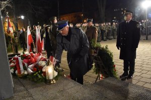 Komendant Miejski Policji w Piekarach Śląskich oraz przedstawiciele innych służb składający kwiaty z okazji obchodów 11 Listopada