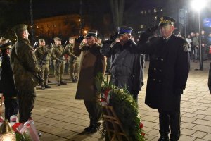 Komendant Miejski Policji w Piekarach Śląskich oraz przedstawiciele innych służb przed pomnikiem z okazji obchodów 11 listopada