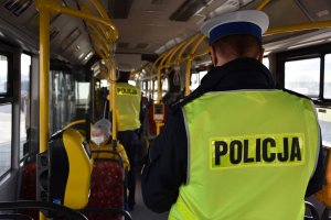 Umundurowany policjant w autobusie komunikacji miejskiej