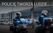 Dwaj policjanci na motocyklach, w tle budynki