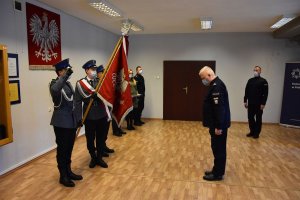 Komendant Miejski Policji w Piekarach Śląskich podinsp. Rober Klimek oddaje honor sztandarowi