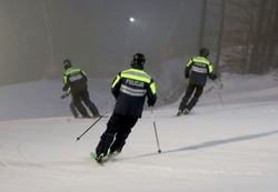 Policjanci pełniący służbę na stoku