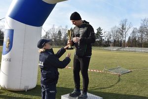 Policjantka wręcza pamiątkowy puchar