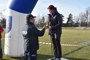 Pierwszy Zastępca Komendanta Miejskiego Policji w Piekarach Śląskich wręcza pamiątkowy puchar