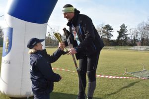 Policjantka wręcza pamiątkowy puchar