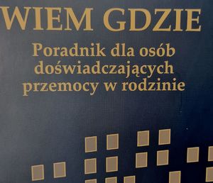 Na niebieskim tle napis &quot; Wiem gdzie poradnik dla osób dotkniętych przemocą w rodzinie