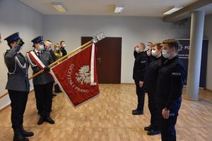 Nowo przyjęci policjanci podczas ślubowania na sztandar w budynku Komendy Miejskiej Policji w Piekarach Śląskich