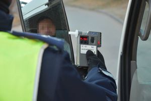 Policjant przeprowadza badanie trzeźwości kierującego pojazdem