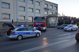 Pojazdy uprzywilejowane stoją na drodze. W tle budynek