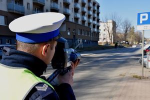 Policjant kontrolujący prędkość pojazdów