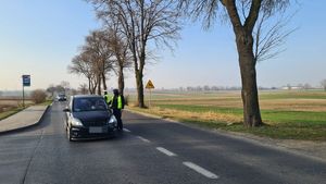 Policjant badający trzeźwość kierujących