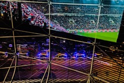 Ekran przedstawiający kibiców na stadionie