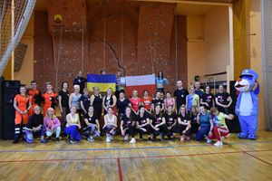 Zdjęcie grupowe uczestników imprezy sportowo-tanecznej na hali