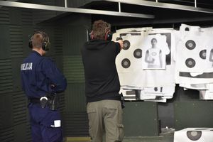 Dwaj policjanci podczas szkolenia strzeleckiego na strzelnicy