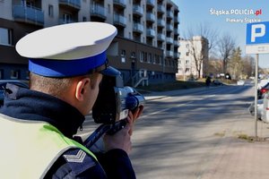 Umundurowany policjant ruchu drogowego kontrolujący prędkość pojazdów