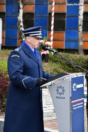 Komendant Miejski Policji w Piekarach Śląskich podczas przemowy